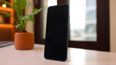 Smartphone mit ausgeschaltetem, dunklem Bildschirm auf einem Tisch, symbolisiert KI-Chat-Anfragen zu Cannabis-Marken